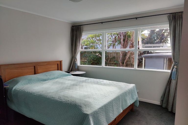 Photo of property in 2/11 Seaview Avenue, Northcote, Auckland, 0627