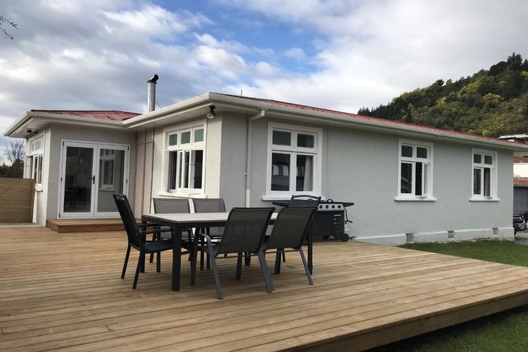 Photo of property in 49a Hampden Street, Picton, 7220