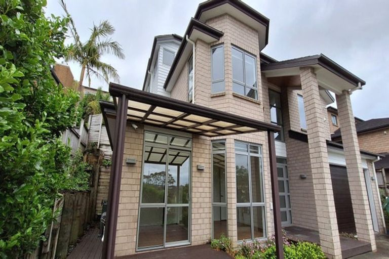 Photo of property in 8 Bintulu Place, Fairview Heights, Auckland, 0632