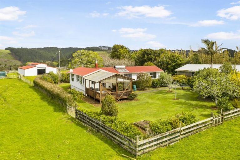 Photo of property in 102 Taiapa Road, Muriwai, Waimauku, 0881