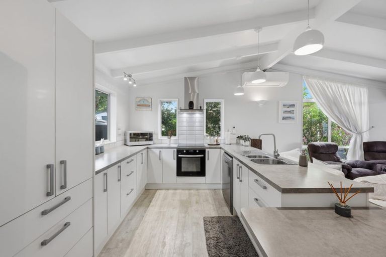 Photo of property in 100 Torkar Road, Clarks Beach, 2122