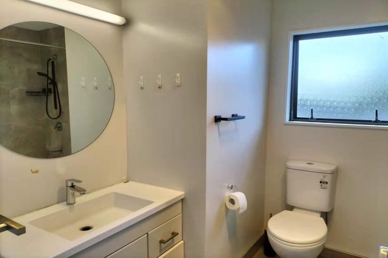 Photo of property in 1/84 Totaravale Drive, Totara Vale, Auckland, 0629