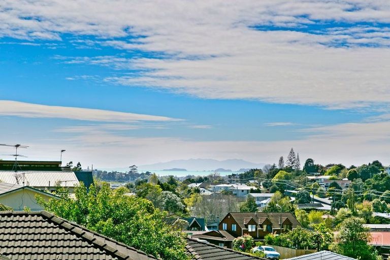 Photo of property in 2/55 Greenvalley Rise, Glenfield, Auckland, 0629