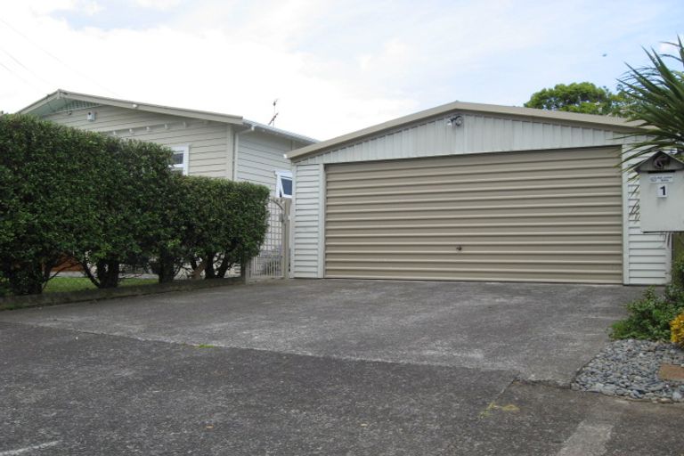 Photo of property in 14 Woodward Avenue, Mangere Bridge, Auckland, 2022