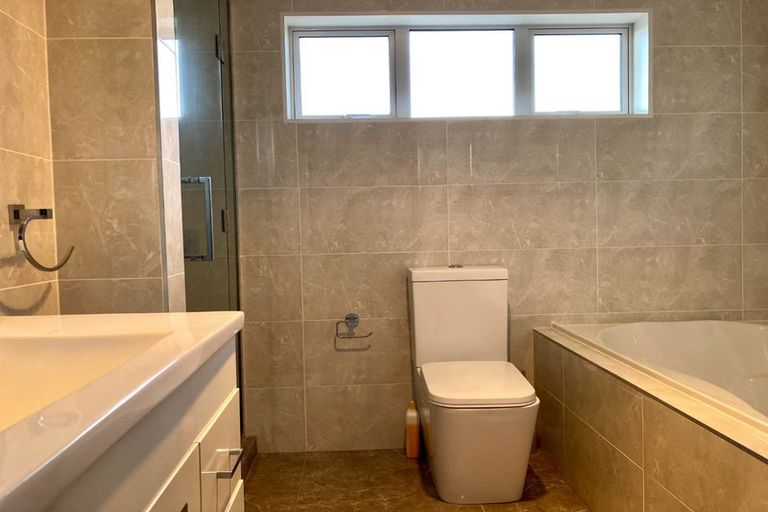 Photo of property in 16 Midhurst Avenue, Henderson, Auckland, 0612