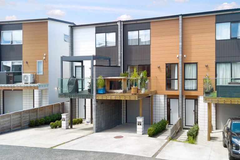 Photo of property in 8 Meritage Lane, Te Atatu South, Auckland, 0610