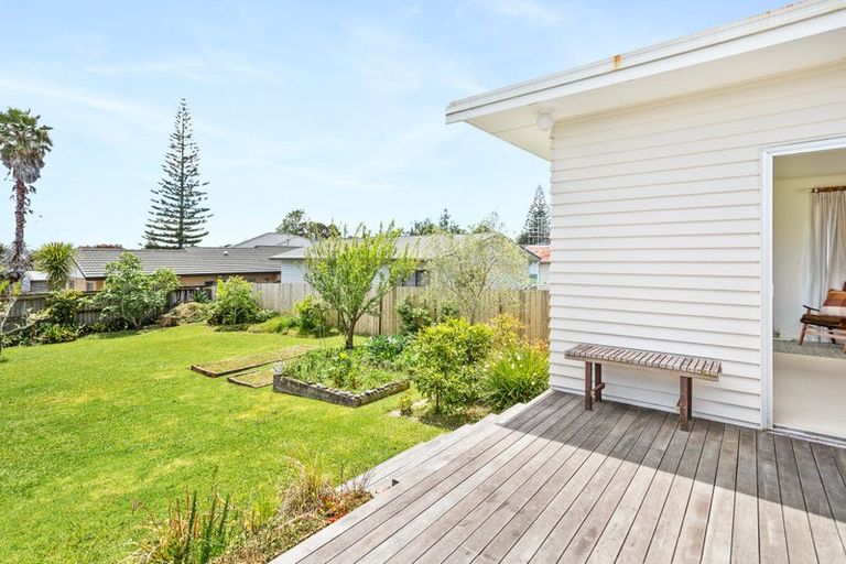 Photo of property in 31 Vodanovich Road, Te Atatu South, Auckland, 0610