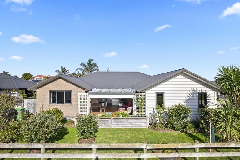 Photo of property in 8 Modello Lane, Waiuku, 2123