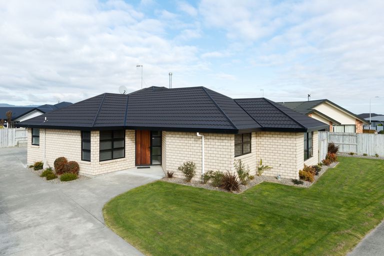 Photo of property in 8 Medallion Court, Kelvin Grove, Palmerston North, 4414