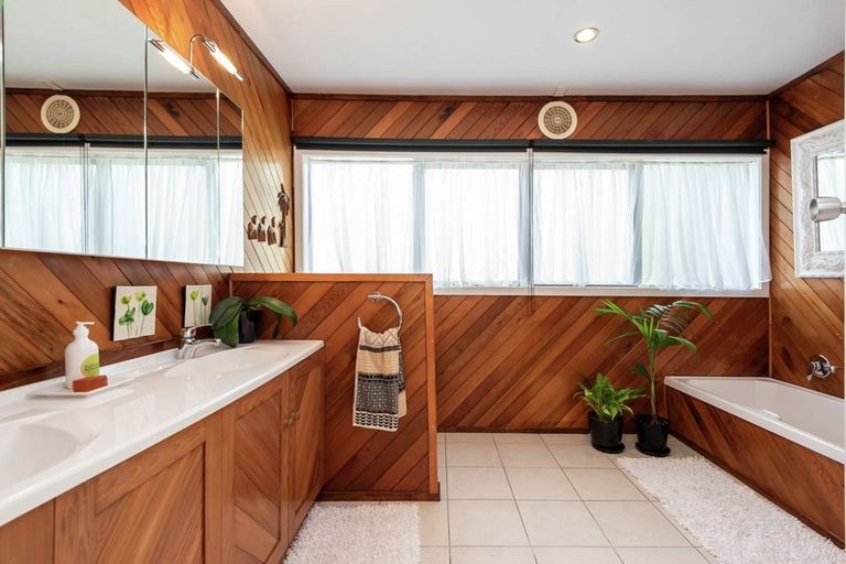 Photo of property in 44 Colmar Road, Mellons Bay, Auckland, 2014