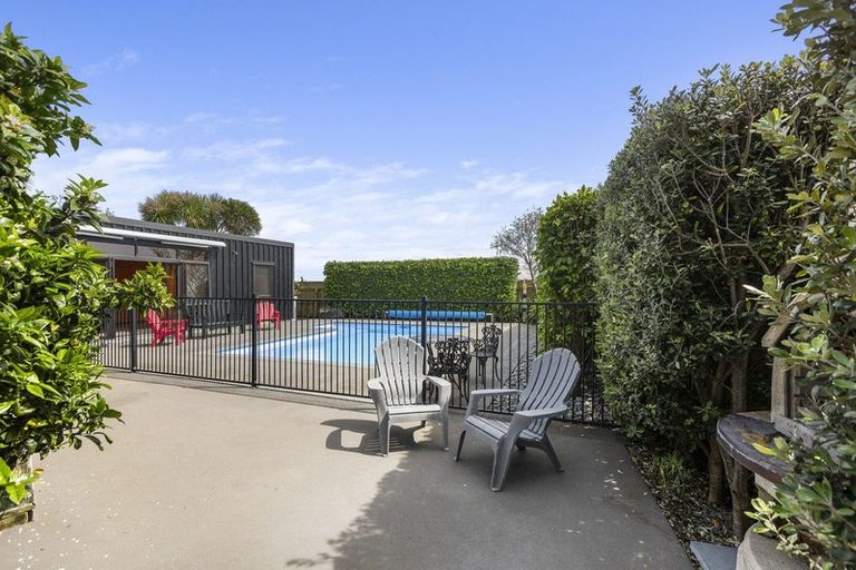 Photo of property in 8 Blenheim Place, Vogeltown, New Plymouth, 4310