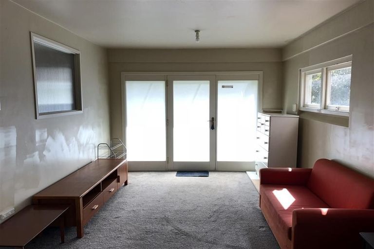 Photo of property in 1/32a Howard Road, Northcote, Auckland, 0627