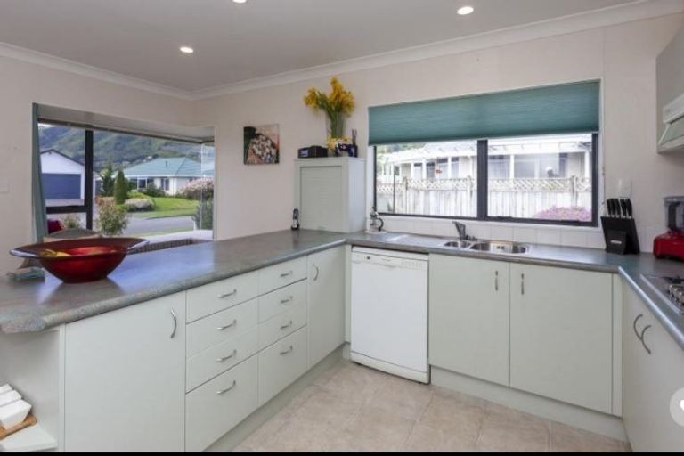 Photo of property in 8 Cranbrook Grove, Waikanae, 5036