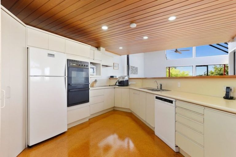 Photo of property in 23 Ellangowan Road, Waiake, Auckland, 0630