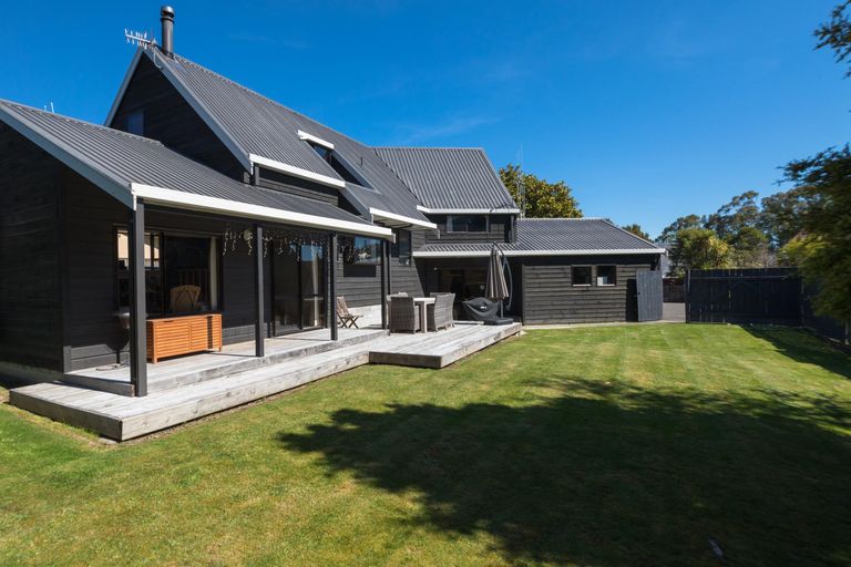 Photo of property in 11 Hillgrove Place, Fitzherbert, Palmerston North, 4410