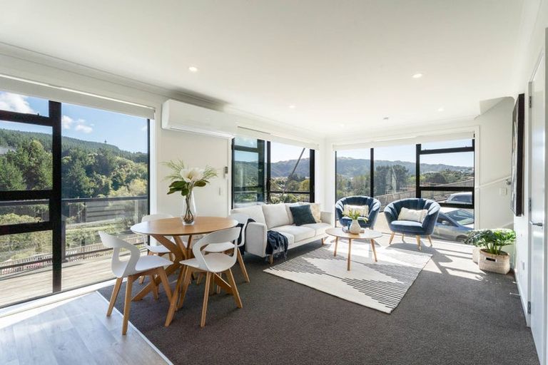 Photo of property in 2 Ara Paripari, Tawa, Wellington, 5028