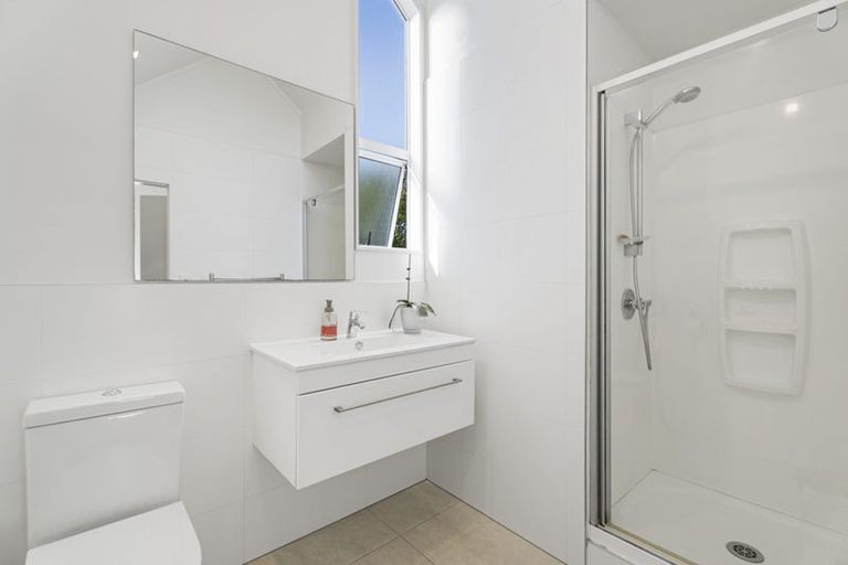 Photo of property in 2/1 Valley Road, Northcote, Auckland, 0626