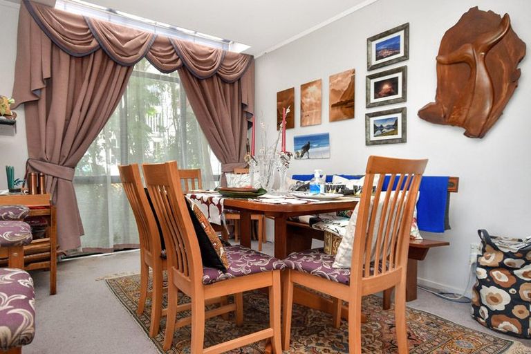 Photo of property in 105 Luckens Road, West Harbour, Auckland, 0618