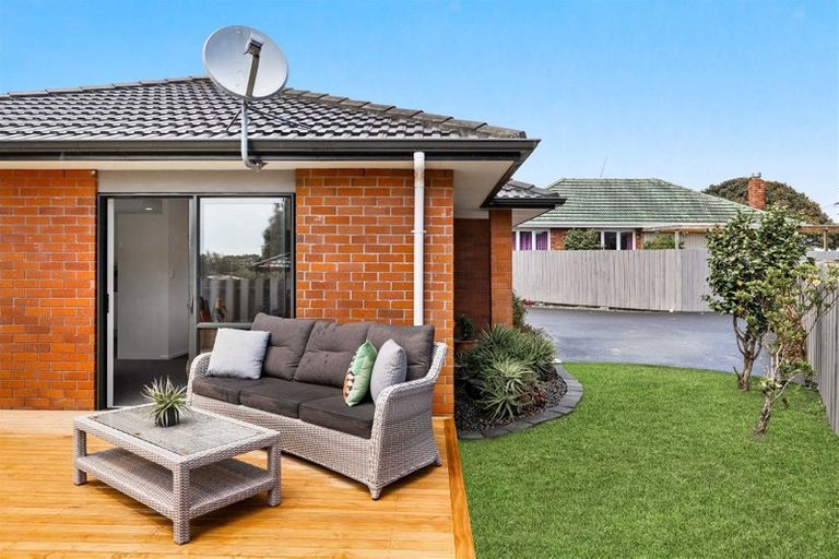 Photo of property in 15a Rixon Place, Te Atatu Peninsula, Auckland, 0610