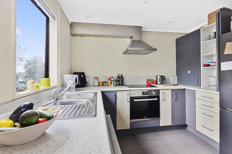 Photo of property in 128 Akaroa Drive, Maupuia, Wellington, 6022