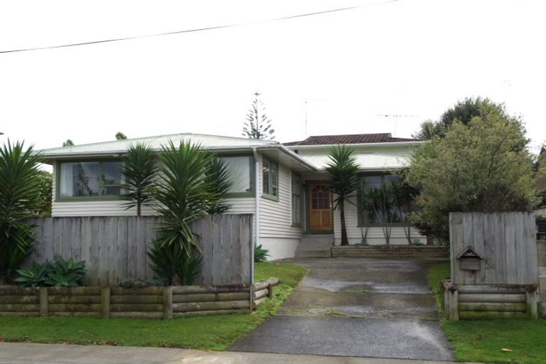 Photo of property in 24 Trelawn Place, Cockle Bay, Auckland, 2014