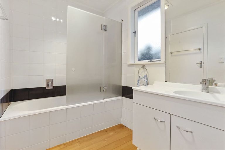 Photo of property in 1/2 Hughes Terrace, Te Atatu Peninsula, Auckland, 0610