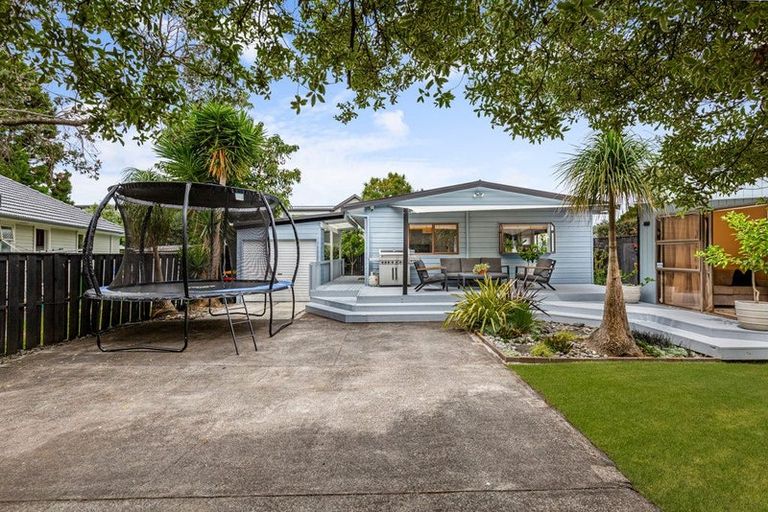 Photo of property in 2/9 London Street, Te Atatu Peninsula, Auckland, 0610