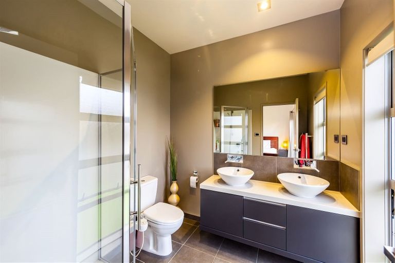 Photo of property in 16 Canyon Drive, Oteha, Auckland, 0632