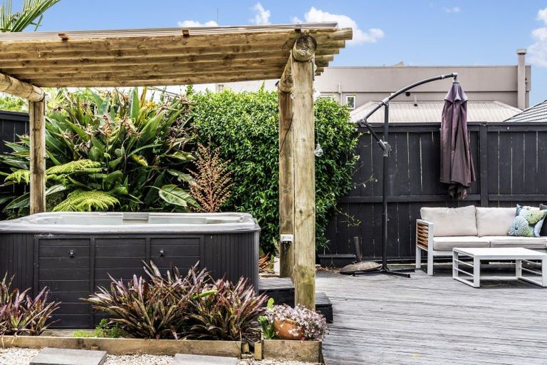 Photo of property in 2/71 Deep Creek Road, Waiake, Auckland, 0630