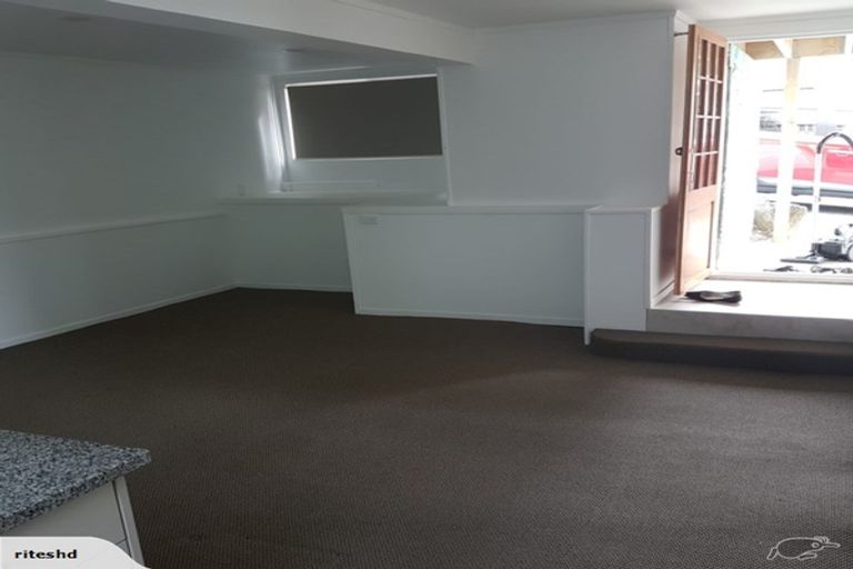 Photo of property in 42 Tamahere Drive, Glenfield, Auckland, 0629