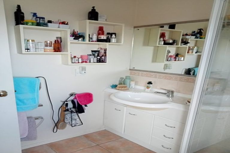 Photo of property in 9 San Fernando Way, Henderson, Auckland, 0612