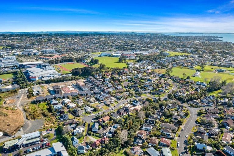 Photo of property in 1/56 Centorian Drive, Windsor Park, Auckland, 0632