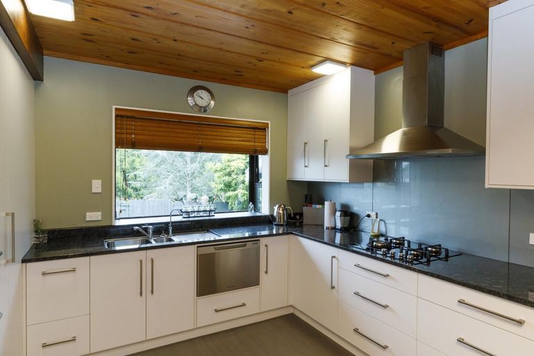 Photo of property in 11 Hillgrove Place, Fitzherbert, Palmerston North, 4410