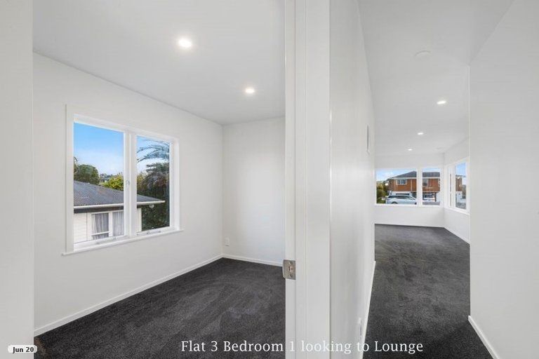 Photo of property in 3/4313 Great North Road, Glendene, Auckland, 0602