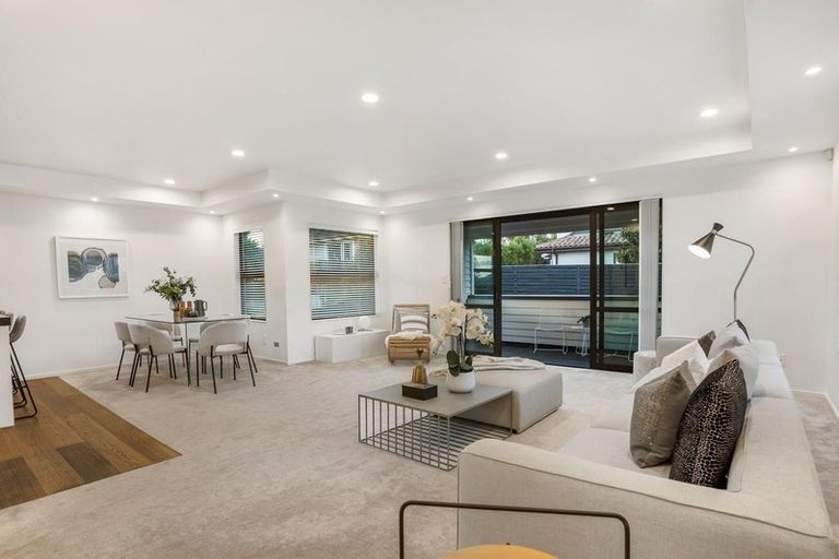 Photo of property in 158b East Coast Road, Forrest Hill, Auckland, 0620