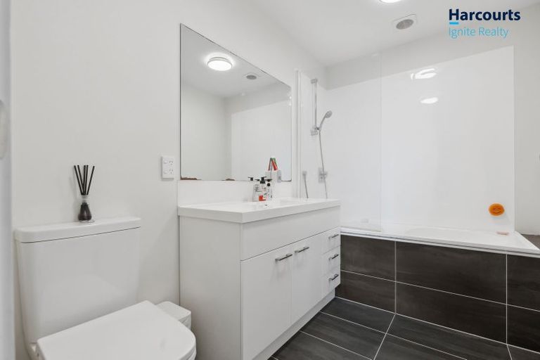 Photo of property in 11 Stitchbird Crescent, Papakura, 2110