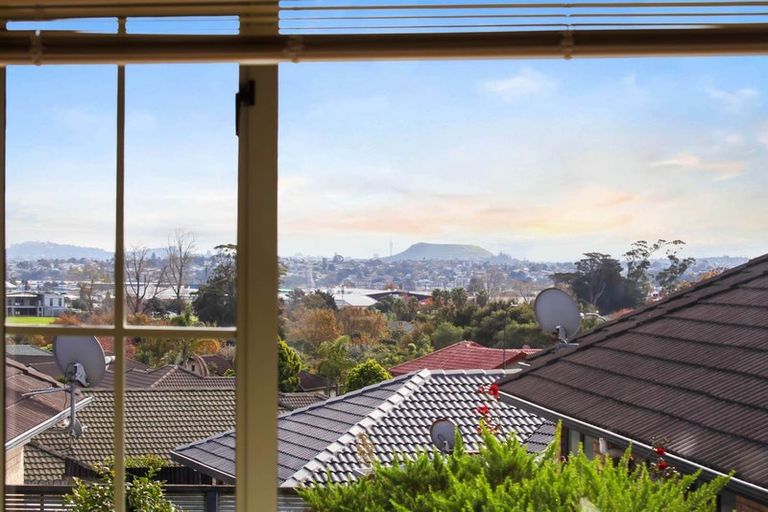 Photo of property in 11 Conacher Close, East Tamaki Heights, Auckland, 2016
