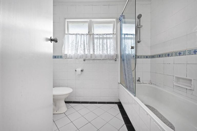 Photo of property in 18 Borrowdace Avenue, Botany Downs, Auckland, 2010