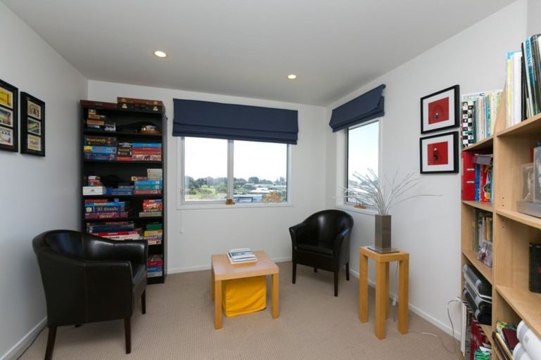 Photo of property in 17 Links Drive, Waiwhakaiho, New Plymouth, 4312