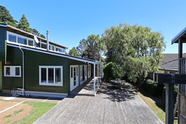 Photo of property in 4 Tasman Avenue, Henderson Valley, Auckland, 0614