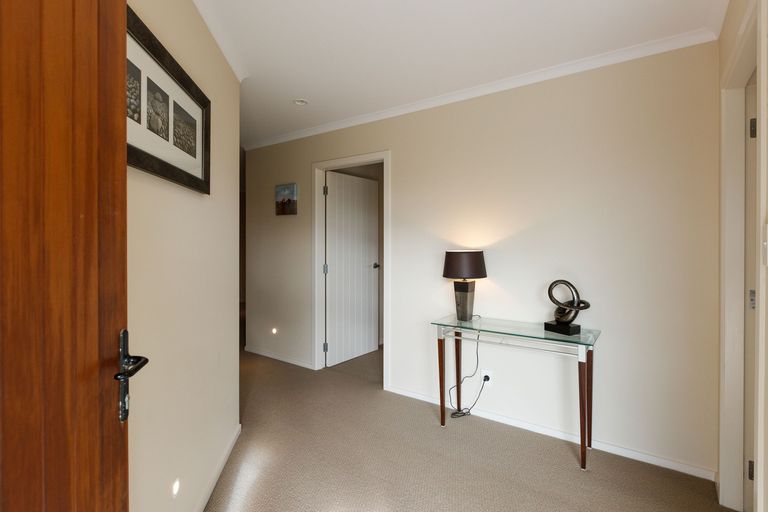 Photo of property in 8 Medallion Court, Kelvin Grove, Palmerston North, 4414