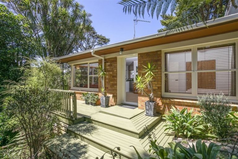 Photo of property in 2/18 Windy Ridge Road, Glenfield, Auckland, 0629