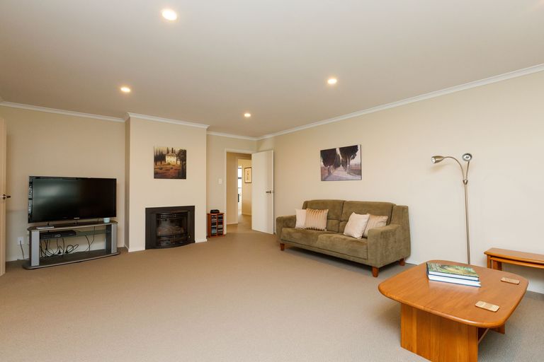 Photo of property in 8 Medallion Court, Kelvin Grove, Palmerston North, 4414