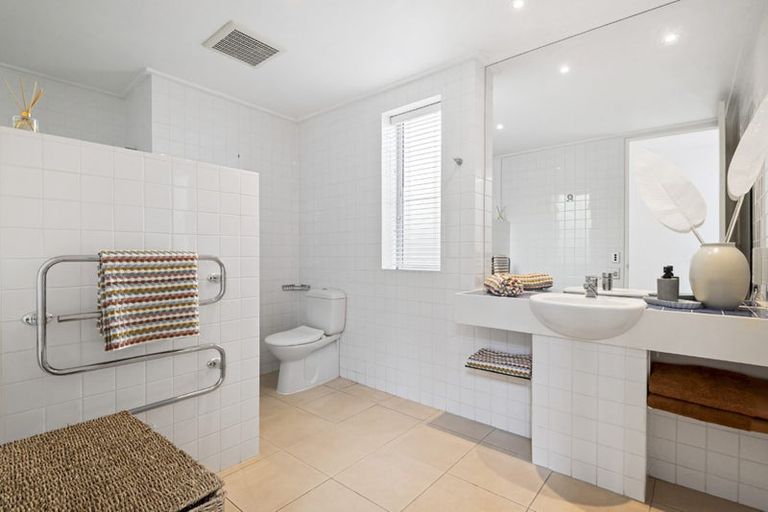 Photo of property in 1/598 Beach Road, Rothesay Bay, Auckland, 0630