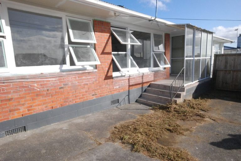 Photo of property in 2/2 Hinau Street, New Lynn, Auckland, 0600