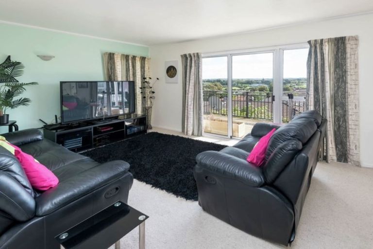 Photo of property in 11 Acland Place, Botany Downs, Auckland, 2010