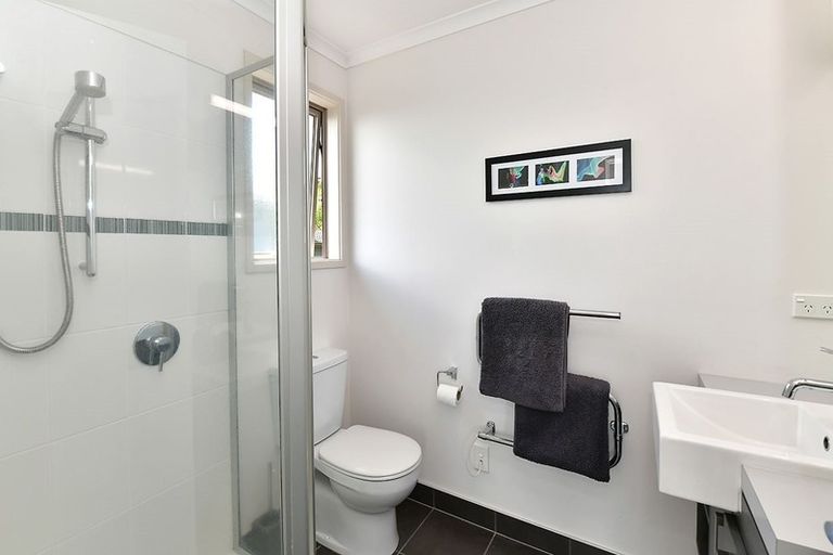 Photo of property in 9 Seagate Place, Red Beach, 0932