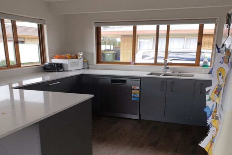 Photo of property in 17a Edgewater Parade, Waiuku, 2123