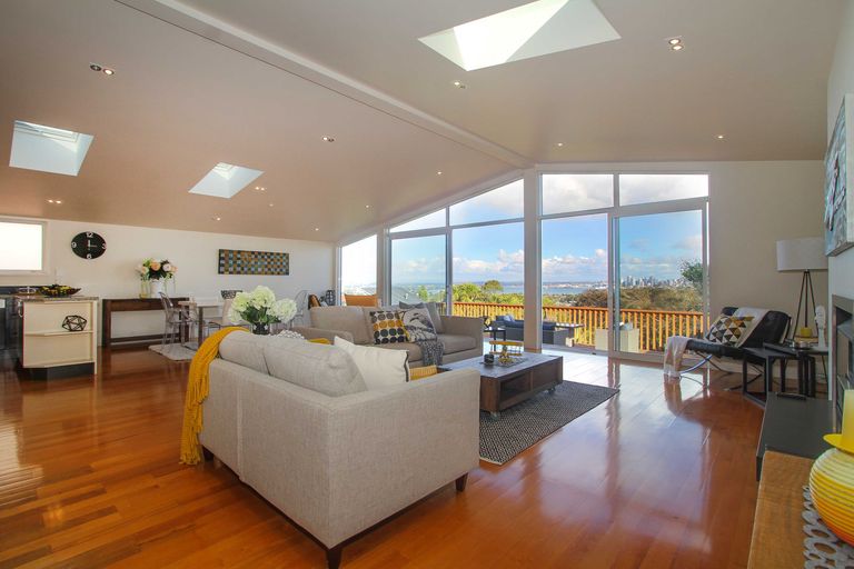 Photo of property in 99 Pupuke Road, Northcote, Auckland, 0627