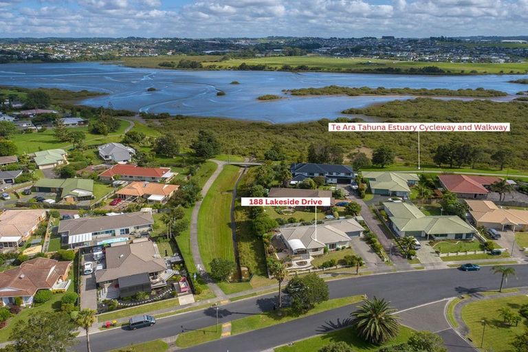 Photo of property in 188 Lakeside Drive, Orewa, 0931